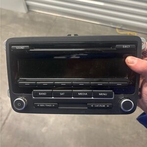VW Volkswagen  AM FM Radio CD Player Stereo (Delphi) OEM 1K0 035 164 F